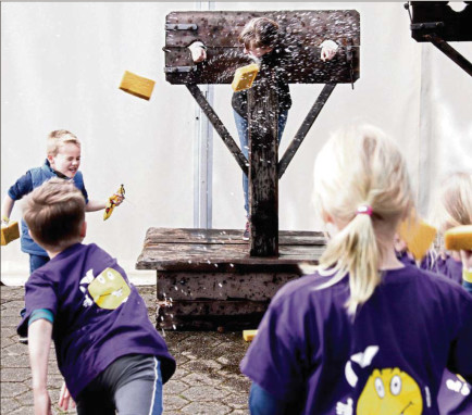 Gedeputeerde Marleen van Rijnsbergen bezoekt KidsParty van JongNL, Scouting en IVN